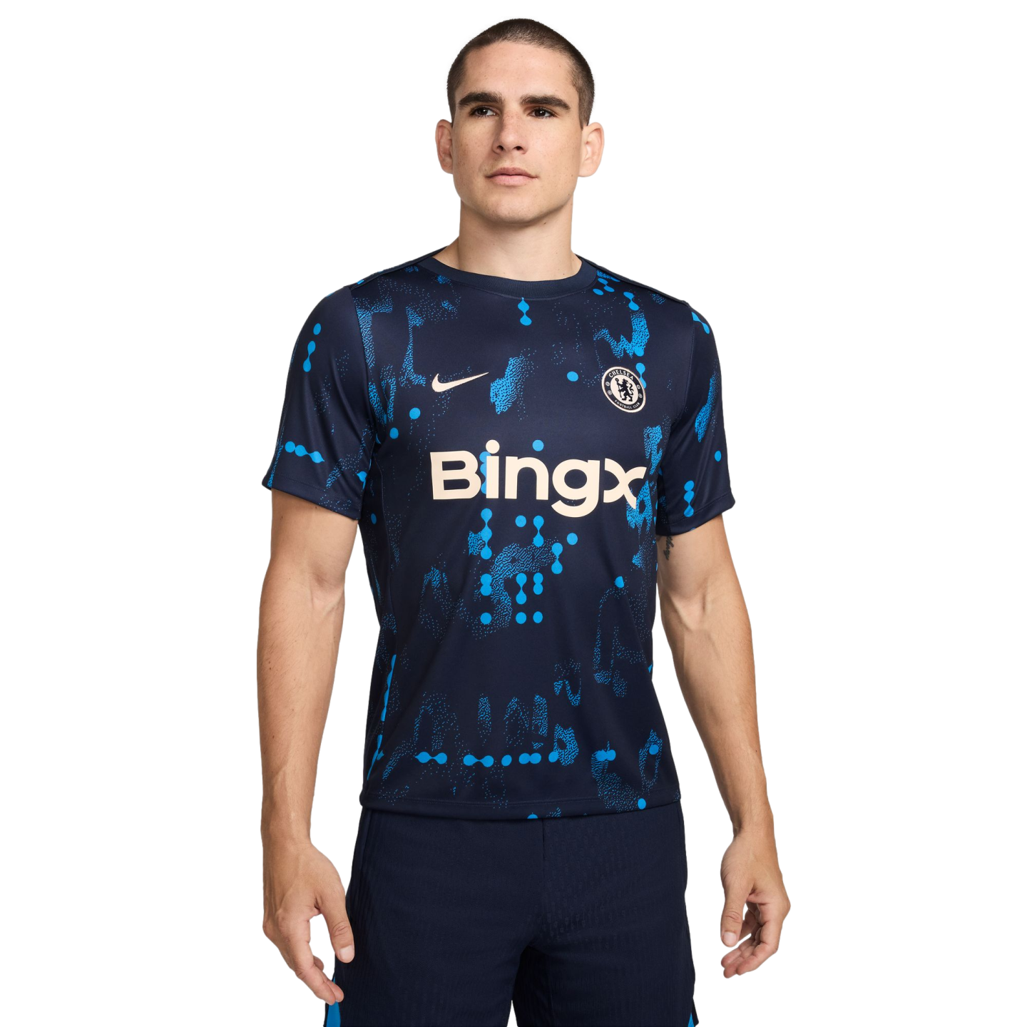 (NIKE-FN9646-452) Camiseta previa al partido Nike Chelsea Academy Pro [OBSIDIAN/GUAVA ICE] (Lanzamiento 5/1/24)